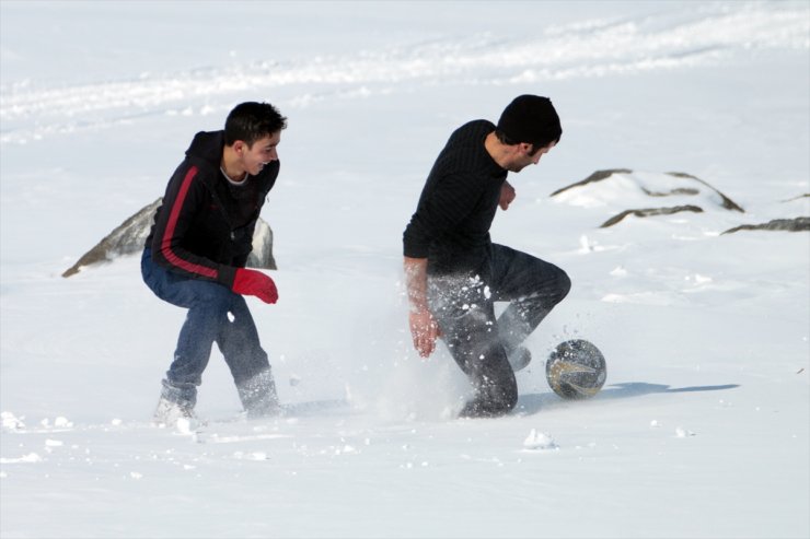 Buz Tutan Çıldır Gölü'nde Futbol Maçı