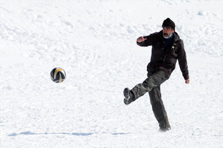 Buz Tutan Çıldır Gölü'nde Futbol Maçı