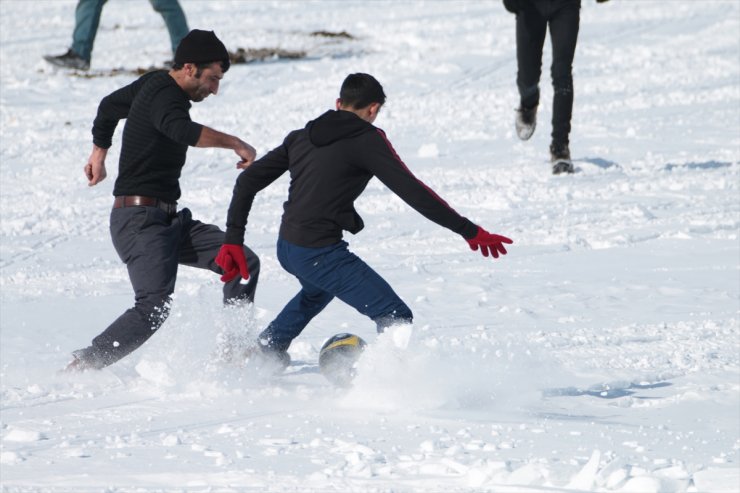 Buz Tutan Çıldır Gölü'nde Futbol Maçı