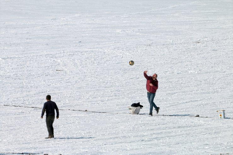 Buz Tutan Çıldır Gölü'nde Futbol Maçı