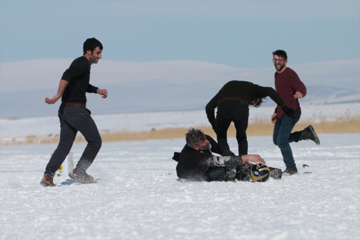 Buz Tutan Çıldır Gölü'nde Futbol Maçı