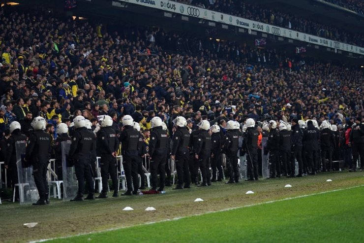 Kartların Havada Uçuştuğu Maçın Galibi Cimbom