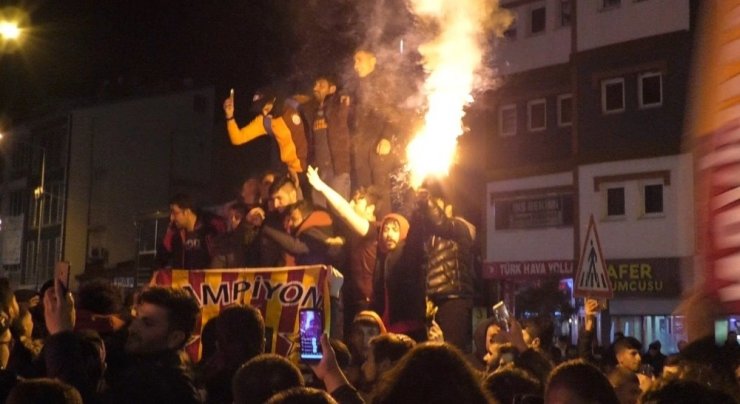 Galatasaraylı Taraftarlar Sokaklara Döküldü