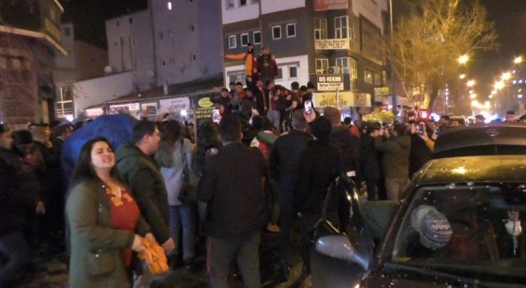 Galatasaraylı Taraftarlar Sokaklara Döküldü
