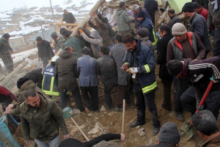 İran’da Deprem Van’da Yıkım: 7 Ölü