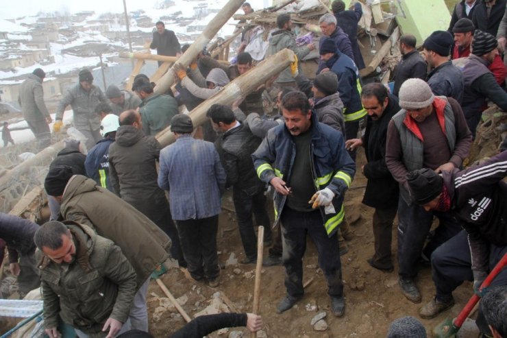 İran’da Deprem Van’da Yıkım: 7 Ölü