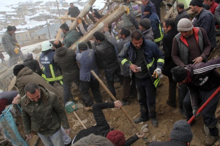 İran’da Deprem Van’da Yıkım: 7 Ölü