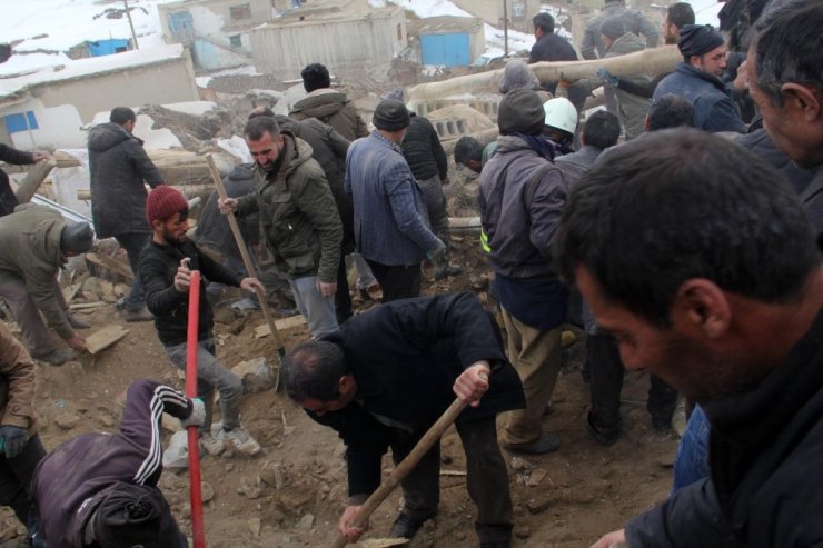 İran’da Deprem Van’da Yıkım: 7 Ölü