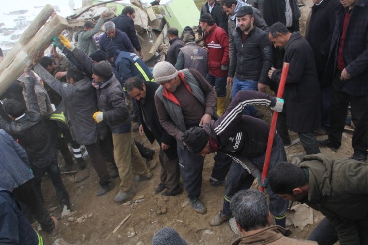 İran’da Deprem Van’da Yıkım: 7 Ölü