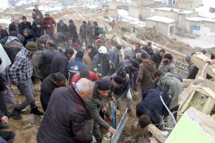 İran’da Deprem Van’da Yıkım: 7 Ölü