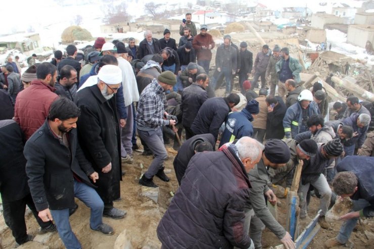 İran’da Deprem Van’da Yıkım: 7 Ölü