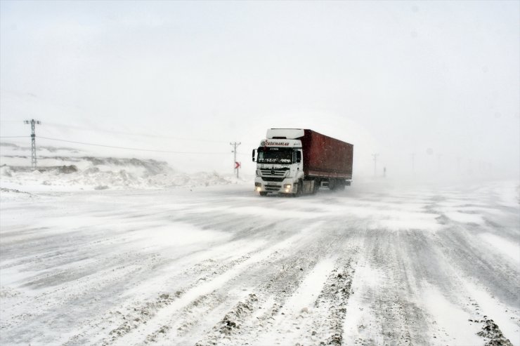 Tendürek Geçidi'nde Ulaşıma Kar Ve Tipi Engeli