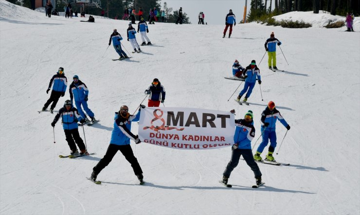 ‘Kadınlar Günü’nde Kayak Gösterisi Yapıldı