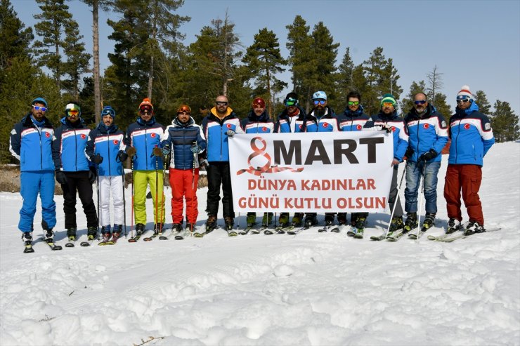 ‘Kadınlar Günü’nde Kayak Gösterisi Yapıldı