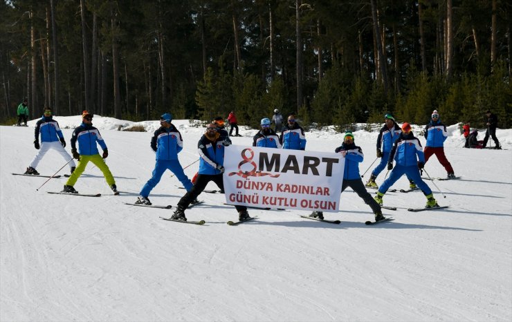 ‘Kadınlar Günü’nde Kayak Gösterisi Yapıldı