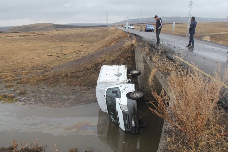 Kamyonet Köprüden Düştü: 2 Yaralı