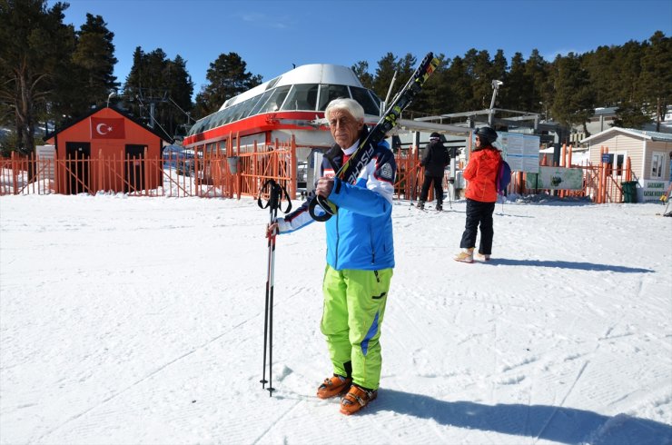 'Orhan Dede' Turistlere Kayak Öğretiyor