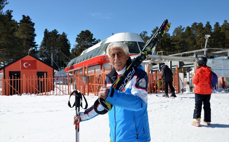 'Orhan Dede' Turistlere Kayak Öğretiyor