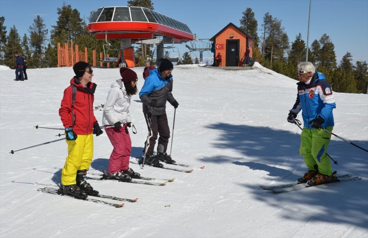 'Orhan Dede' Turistlere Kayak Öğretiyor