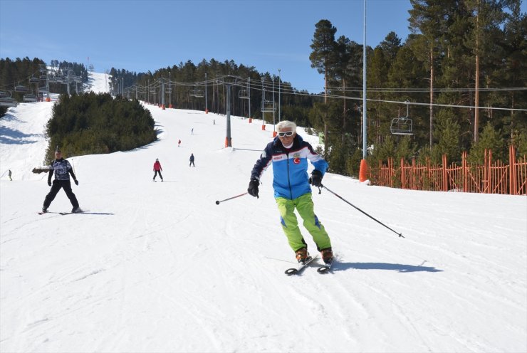 'Orhan Dede' Turistlere Kayak Öğretiyor