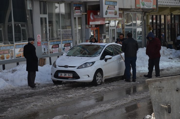 Çatıda Biriken Kar Araçların Üzerine Düştü