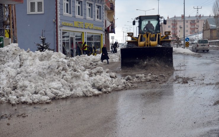 Çatıda Biriken Kar Araçların Üzerine Düştü