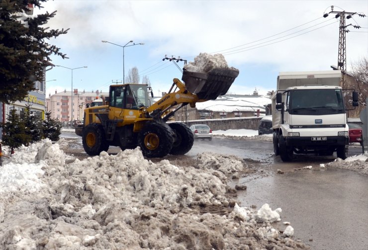 Çatıda Biriken Kar Araçların Üzerine Düştü