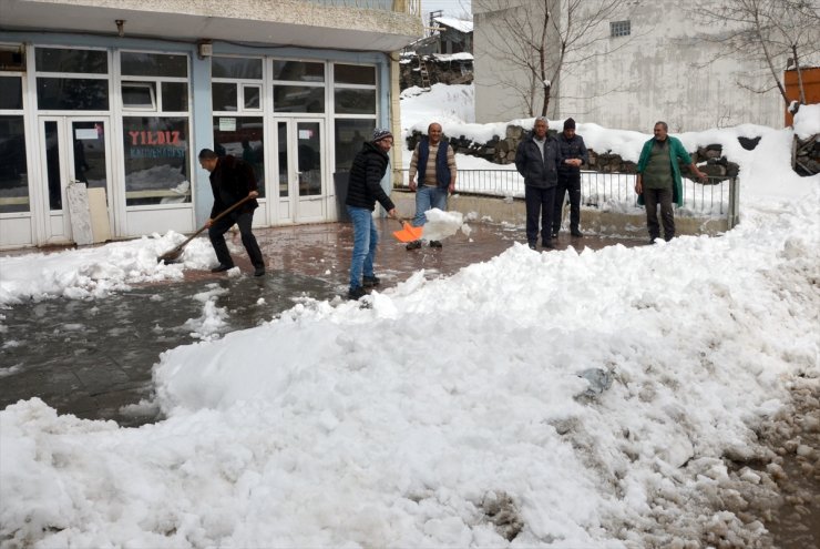 Çatıda Biriken Kar Araçların Üzerine Düştü