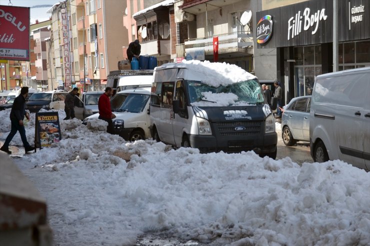 Çatıda Biriken Kar Araçların Üzerine Düştü