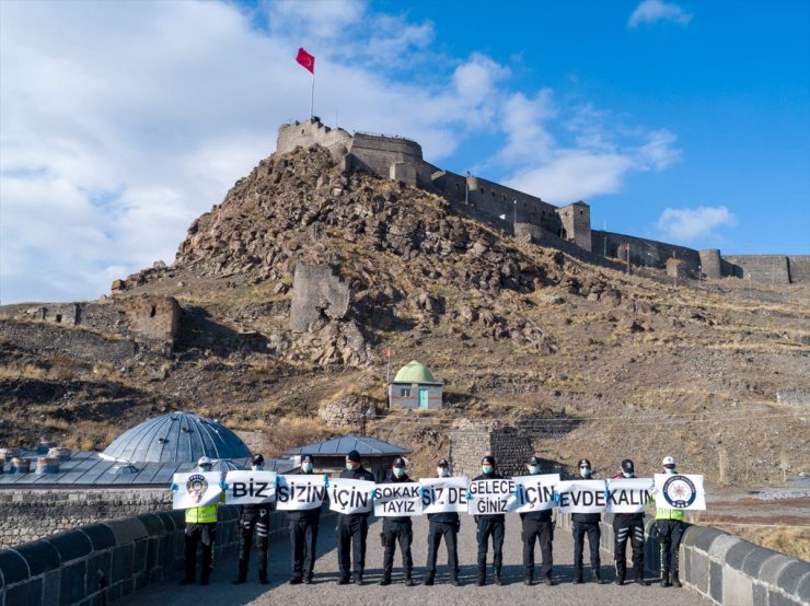 Kars’ta Polis ‘Evde Kalın’ Çağrısı Yaptı