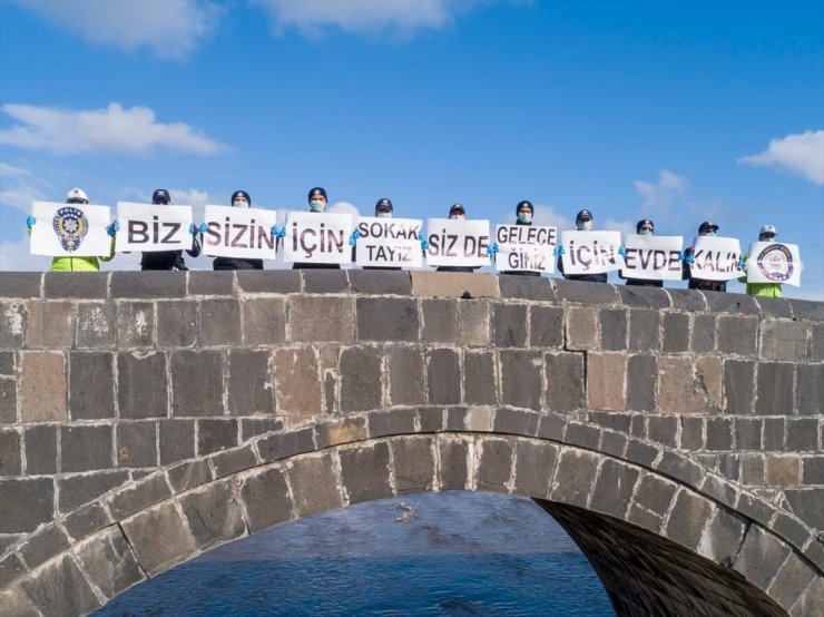 Kars’ta Polis ‘Evde Kalın’ Çağrısı Yaptı