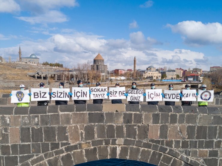 Kars’ta Polis ‘Evde Kalın’ Çağrısı Yaptı