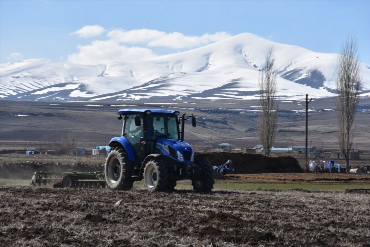 Kars'ta Tarla Sürümü ve Ekimi Başladı