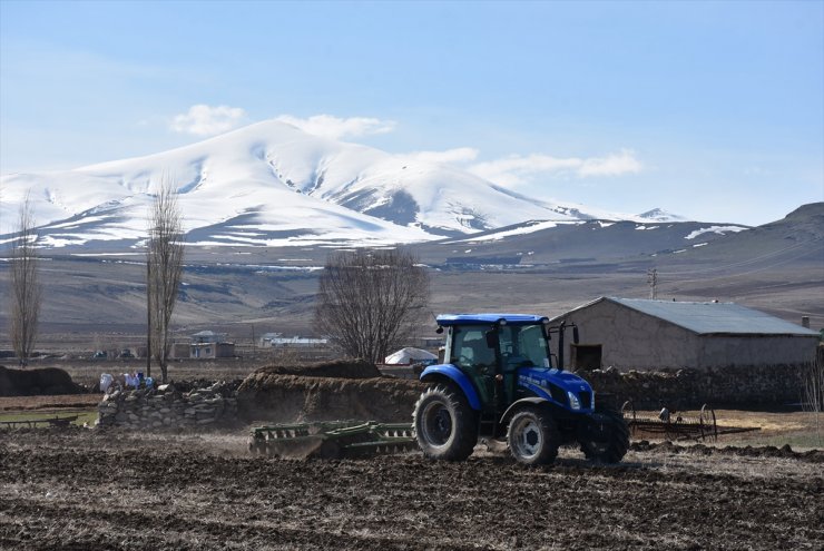 Kars'ta Tarla Sürümü ve Ekimi Başladı