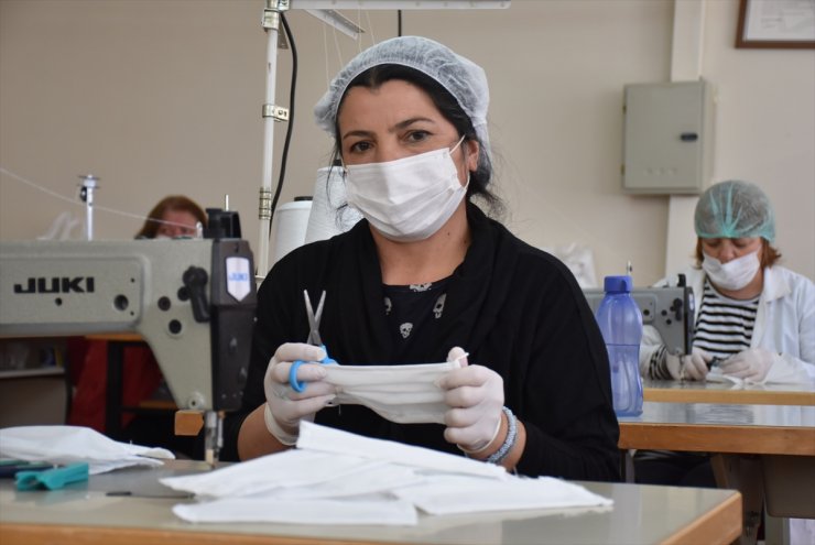 Karslı Kadınlar, Sağlıkçılar İçin Maske Üretiyor