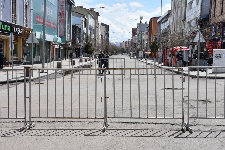 Kars'ta Bazı Caddeler Kovid-19 Nedeniyle Araç Trafiğine Kapatıldı