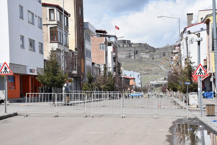 Kars'ta Bazı Caddeler Kovid-19 Nedeniyle Araç Trafiğine Kapatıldı