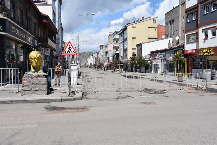 Kars'ta Bazı Caddeler Kovid-19 Nedeniyle Araç Trafiğine Kapatıldı