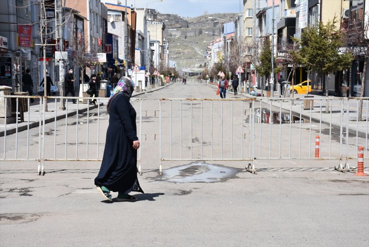 Kars'ta Bazı Caddeler Kovid-19 Nedeniyle Araç Trafiğine Kapatıldı