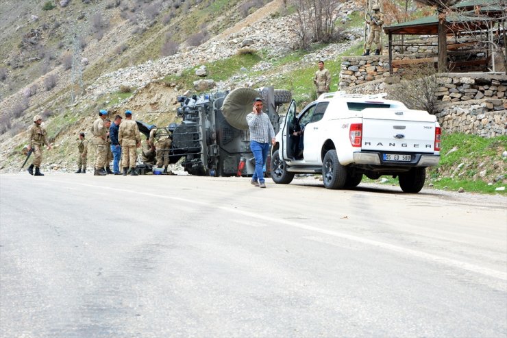 Van'da Askeri Araç Devrildi: 6 Yaralı