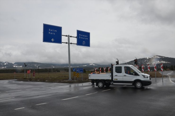 Sarıkamış-Horasan Yolu Trafiğe Kapandı