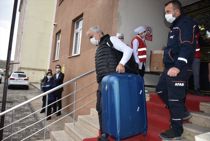 Kars'ta Karantina Süresi Dolan 103 Kişi Evlerine Uğurlandı