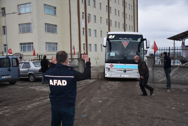 Kars'ta Karantina Süresi Dolan 103 Kişi Evlerine Uğurlandı