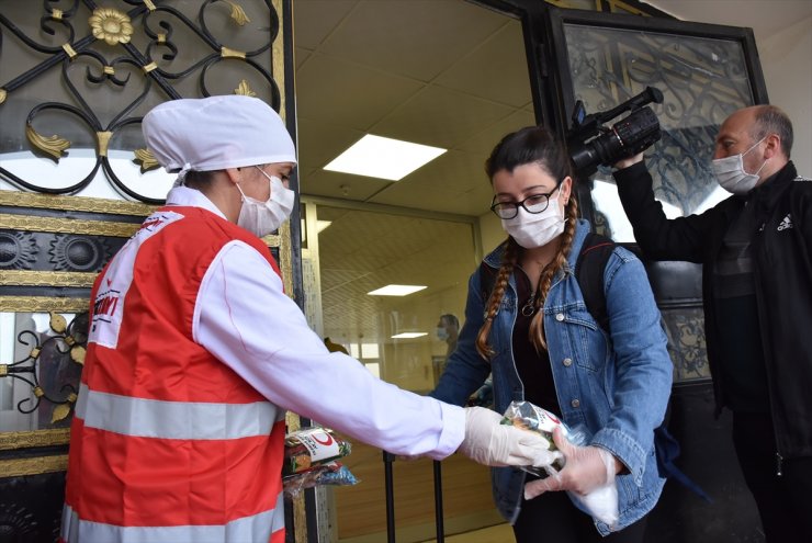 Kars'ta Karantina Süresi Dolan 103 Kişi Evlerine Uğurlandı