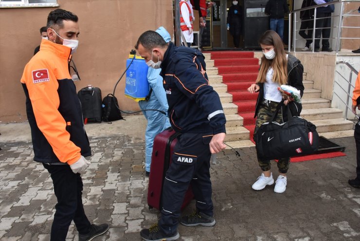 Kars'ta Karantina Süresi Dolan 103 Kişi Evlerine Uğurlandı