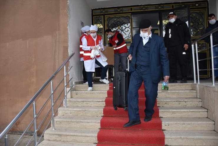 Kars'ta Karantina Süresi Dolan 103 Kişi Evlerine Uğurlandı