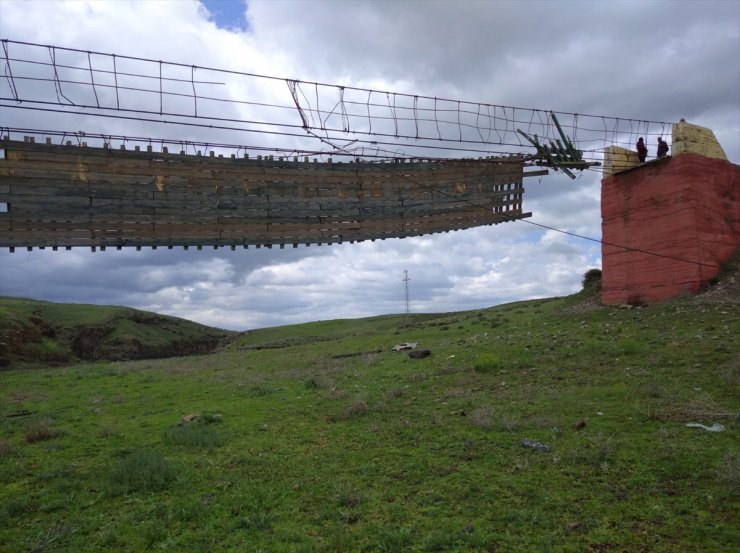 110 mt’lik Asma Köprü Fırtınada Yıkıldı