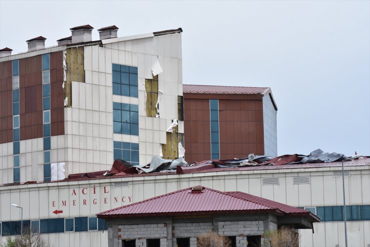 Kars'ta Fırtına Çatıları Uçurdu, Ağaçları Devirdi