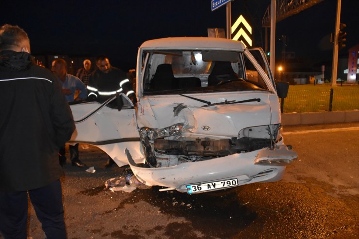 Kars'ta Trafik Kazası: 2 Yaralı