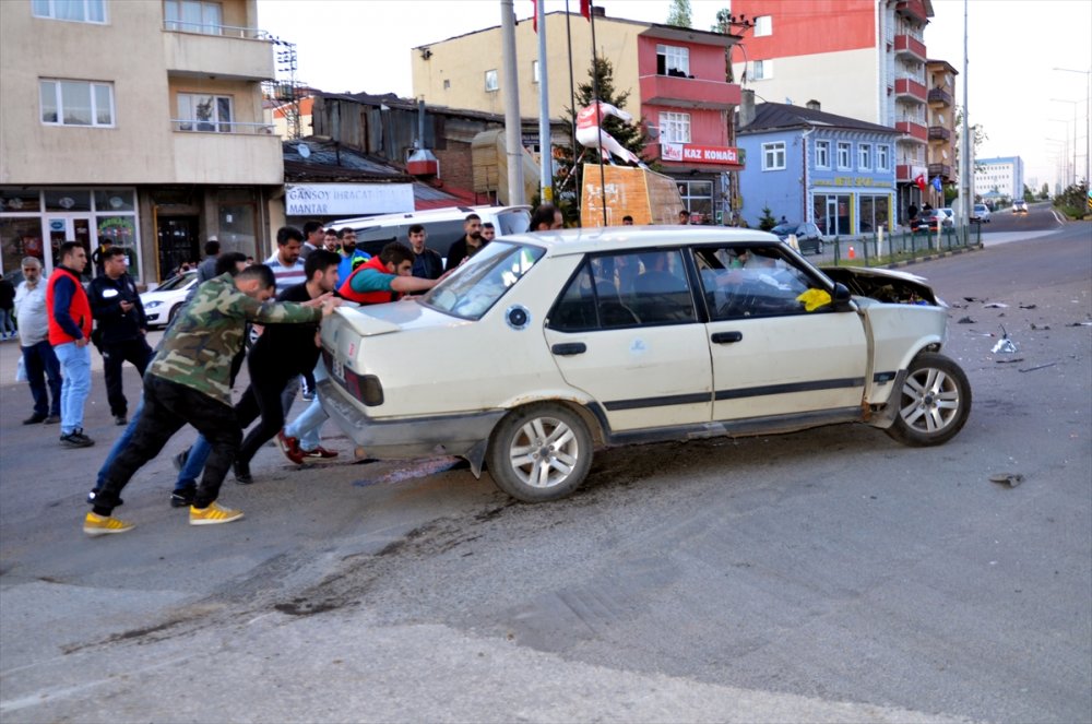 Sarıkamış’ta Maddi Hasarlı Trafik Kazası